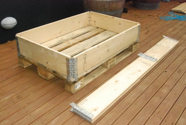One pallet collar on a pallet.