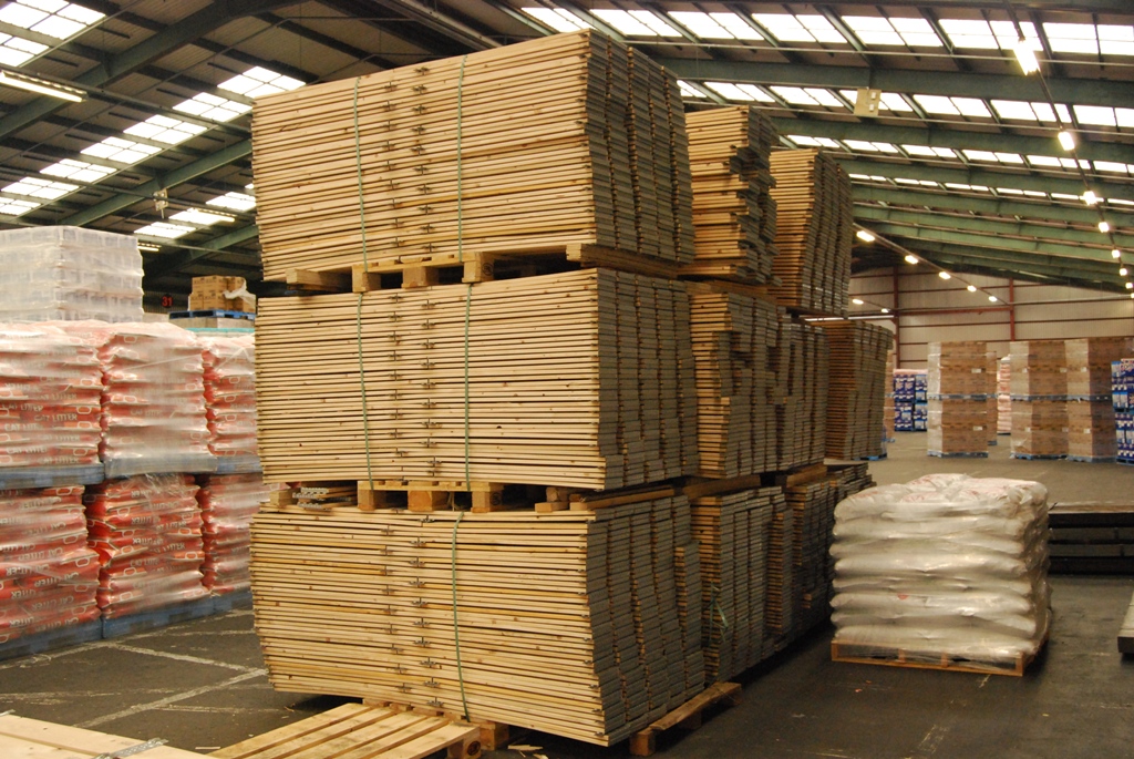 One pack contains 100 pallet collars.